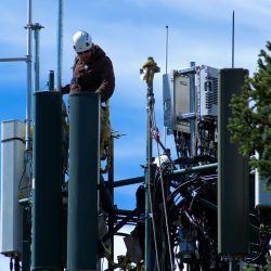 working-on-cell-tower-3850689_1920 working-on-cell-tower-3850689_1920